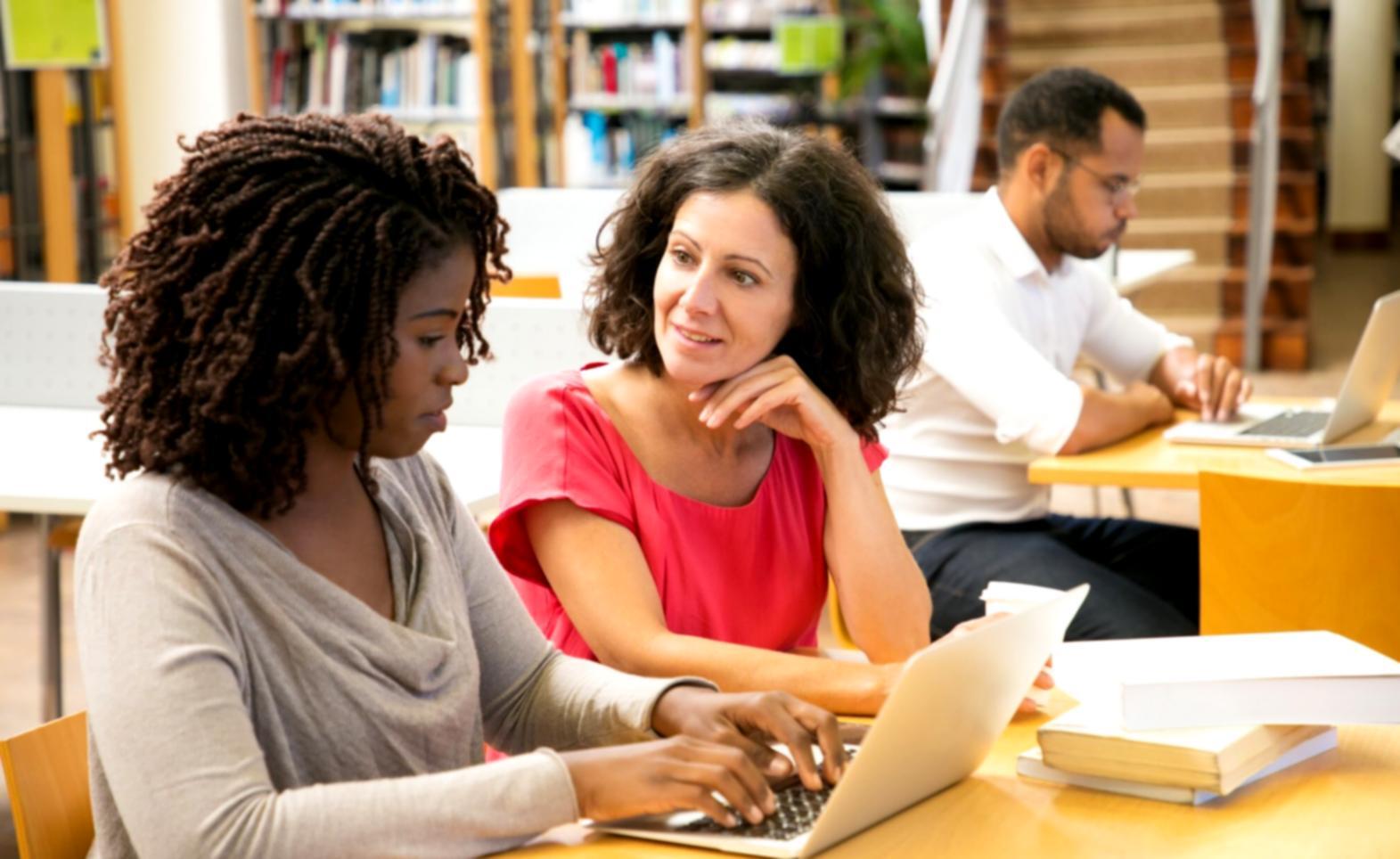 Ambiente de aprendizaje colaborativo en aula moderna
